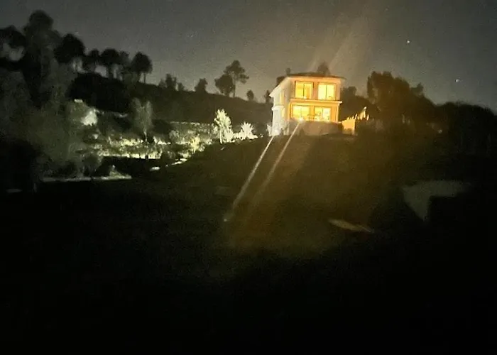 Zevari With Amazing Views At Zevariclub! Folhadosa